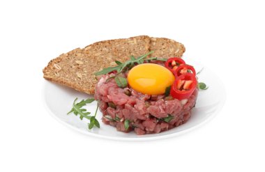 Yumurta sarısı, biber, ekmek ve yeşillik ile servis edilen lezzetli etli tart.