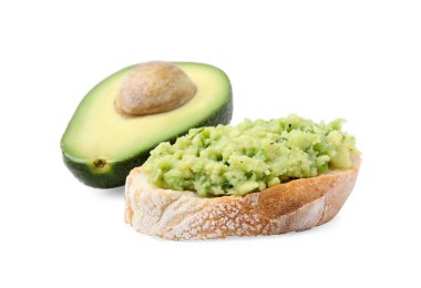 Guacamole soslu lezzetli sandviç ve beyaz arka planda yarım avokado.