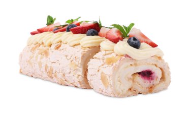 Reçelli, böğürtlenli ve nane yapraklı leziz kremalı pasta.