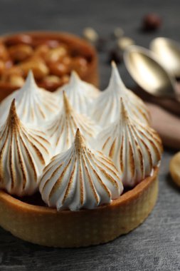 Koyu gri masada farklı fahişeler, yakın plan. Lezzetli tatlı