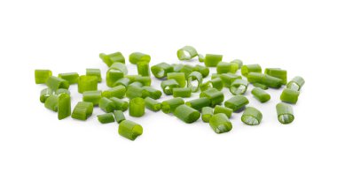 Beyaz arka planda taze taze soğan doğranmış.