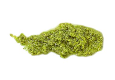 Beyaza izole edilmiş taze pesto sosu.