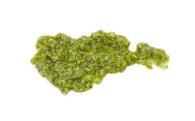 Lezzetli pesto sosu beyaza izole edilmiş, üst manzara.