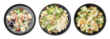 Sezar salatası beyaz tabaklara izole edilmiş, üst manzara.