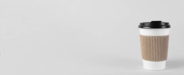 İçmek için. Beyaz arka planda kağıt kahve fincanı, mesaj için boşluk. Pankart tasarımı