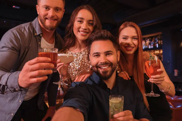 Ευτυχισμένοι Φίλοι Κοκτέιλ Λήψη Selfie Μαζί Στο Μπαρ — Φωτογραφία Αρχείου