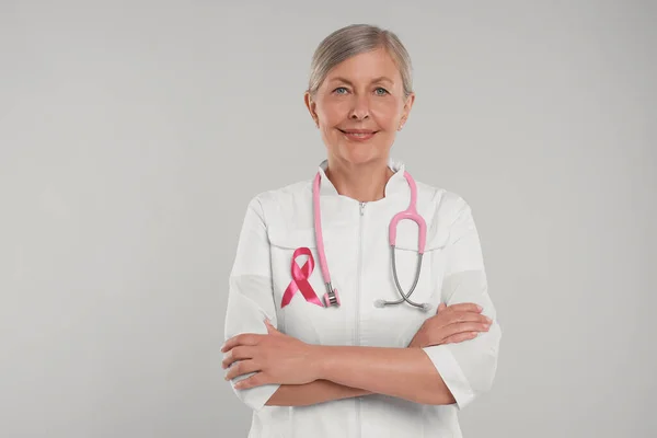 Arzt Mit Rosa Schleife Und Stethoskop Auf Hellgrauem Hintergrund Brustkrebs — Stockfoto