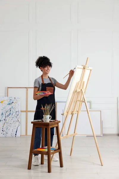Mujer Joven Pintando Sobre Caballete Con Lienzo Estudio — Foto de Stock