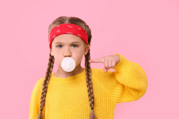 Dívka Foukání Žvýkačka Růžovém Pozadí — Stock fotografie