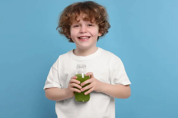 Söt Liten Pojke Med Glasflaska Färsk Juice Ljusblå Bakgrund — Stockfoto