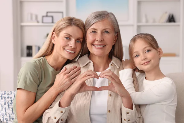Drie Generaties Gelukkig Grootmoeder Tonen Hart Gebaar Met Haar Dochter — Stockfoto