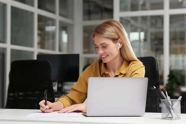 Frau Schreibt Notizen Während Sie Laptop Weißen Schreibtisch Büro Arbeitet — Stockfoto
