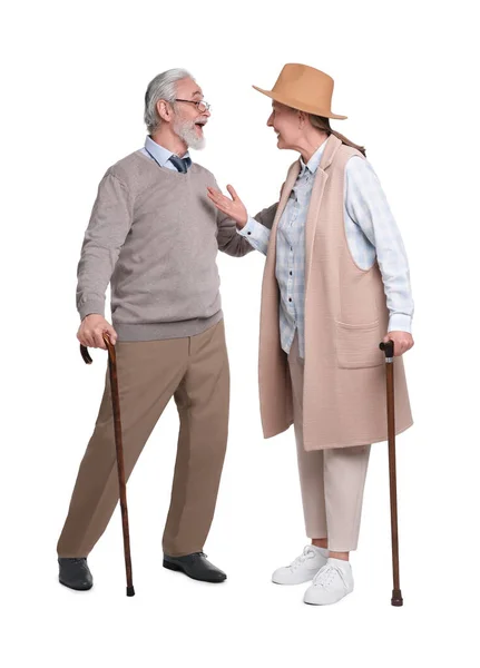 上了年纪的男人和女人拿着手杖在白色背景下说话 — 图库照片