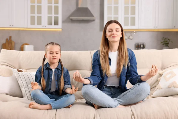 Mother Daughter Meditating Sofa Home Harmony Zen — Stock Photo, Image