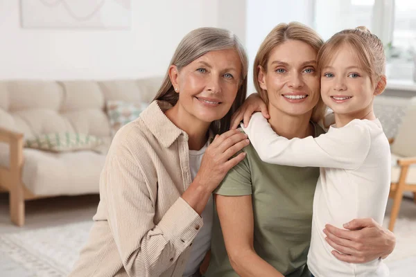 Trzy Pokolenia Szczęśliwa Babcia Jej Córka Wnuczka Domu — Zdjęcie stockowe