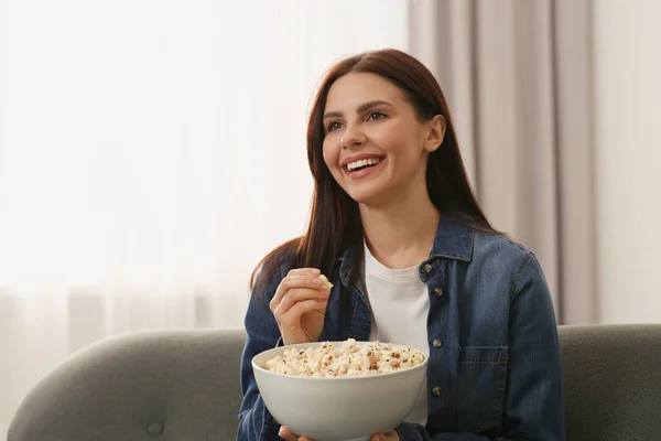 Szczęśliwa Kobieta Miską Popcornu Ogląda Telewizję Domu — Zdjęcie stockowe
