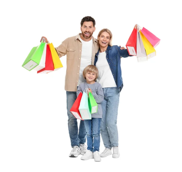 ファミリーショッピング 白い背景に多くのカラフルなバッグを持つ幸せな両親と息子 — ストック写真