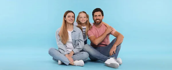 Familia Feliz Con Niño Sobre Fondo Azul Claro Diseño Banner — Foto de Stock