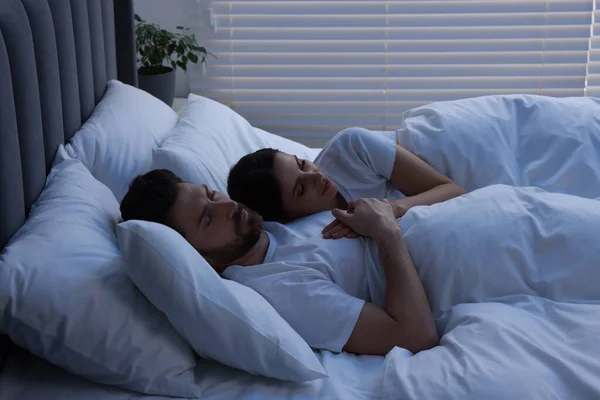 Schönes Paar Schläft Nachts Zusammen Bett — Stockfoto
