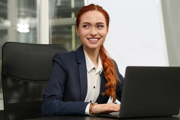 Wanita Bahagia Bekerja Dengan Laptop Meja Hitam Kantor — Stok Foto