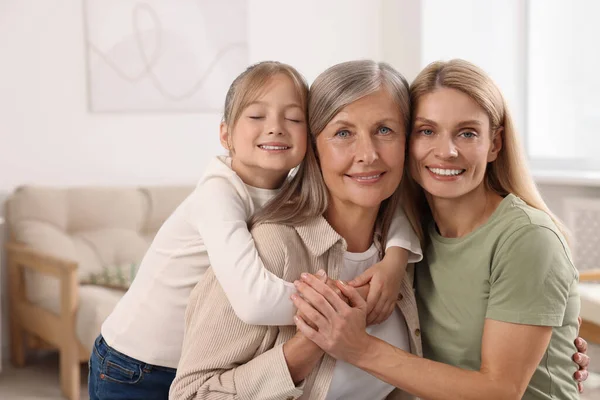 Tres Generaciones Feliz Abuela Hija Nieta Casa —  Fotos de Stock