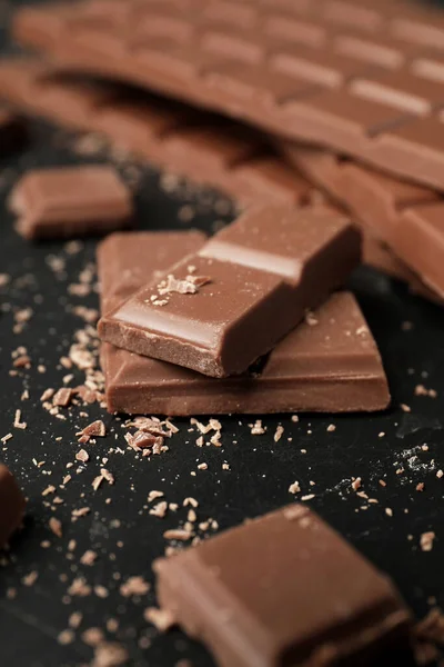 Pedaços Chocolate Saboroso Mesa Escura Close — Fotografia de Stock