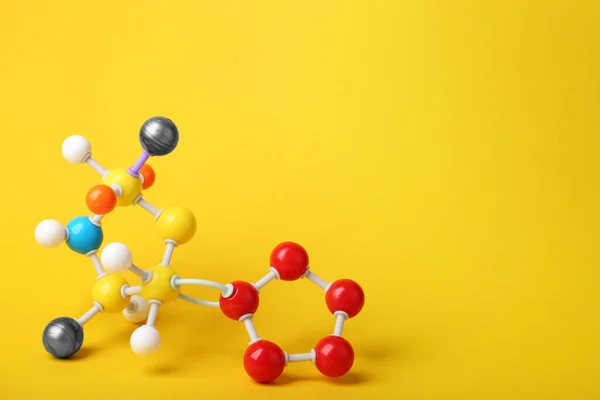 Estrutura Molécula Sobre Fundo Amarelo Espaço Para Texto Modelo Químico — Fotografia de Stock