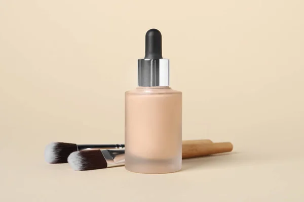 Botella Base Piel Cepillos Sobre Fondo Beige Producto Maquillaje —  Fotos de Stock