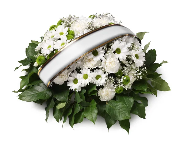 Corona Funeraria Flores Con Cinta Sobre Fondo Blanco — Foto de Stock