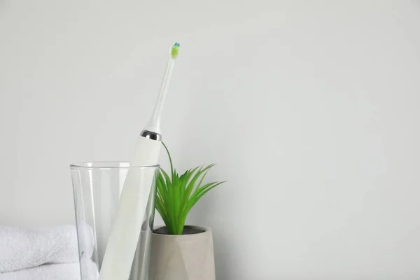 Electric Toothbrush Glass Green Houseplant Light Background Space Text — Stock Photo, Image