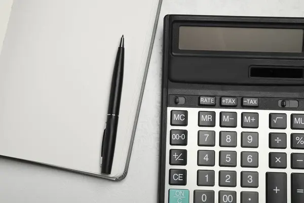 Kalkulator Biurowy Papeteria Biały Stół Górny Widok Miejsce Tekst — Zdjęcie stockowe