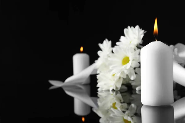 在黑暗中 白色的菊花在黑色的镜子表面燃烧着蜡烛 与文字的空间紧密相连 丧葬标志 — 图库照片