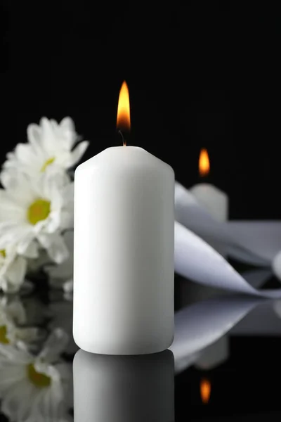 Karanlıkta Siyah Ayna Yüzeyinde Yanan Mum Yakın Plan Cenaze Sembolü — Stok fotoğraf