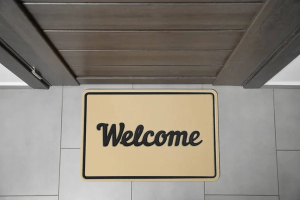 Gyönyörű Bézs Lábtörlő Szó Üdvözöljük Padlón Bejárat Közelében Felülnézet — Stock Fotó