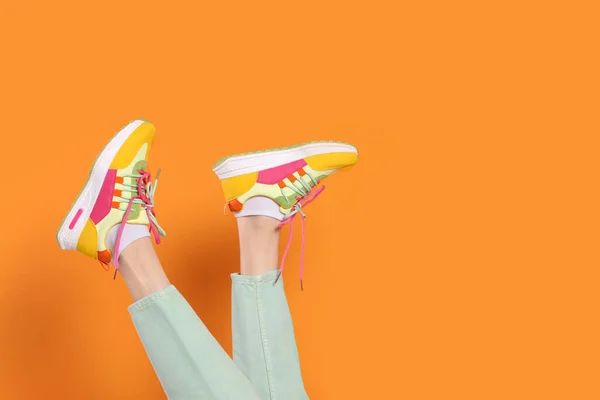 Γυναίκα Φοράει Νέα Μοντέρνα Sneakers Πορτοκαλί Φόντο Closeup Χώρος Για — Φωτογραφία Αρχείου