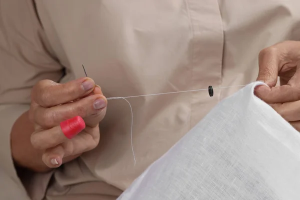 Woman Sewing Button Thimble Needle Closeup — Stock Photo, Image