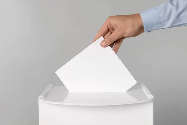 ライトグレーの背景に投票箱に自分の票を入れて閉じます — ストック写真