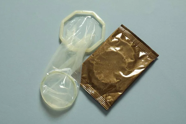 Ovalsad Kvinnlig Kondom Och Förpackning Ljusblå Bakgrund Ovan Säkert Sex — Stockfoto