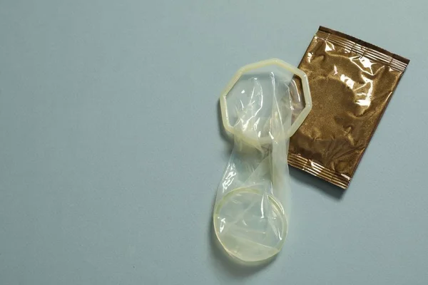 Ovalsad Kvinnlig Kondom Och Paket Ljusblå Bakgrund Ovan Visa Med — Stockfoto