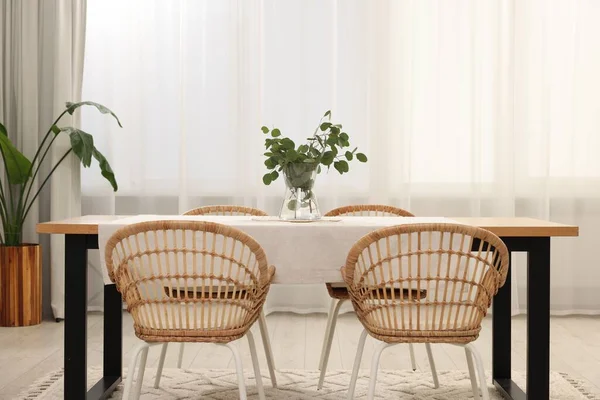 Rahat Mobilyaları Bitkileri Olan Şık Bir Yemek Odası — Stok fotoğraf