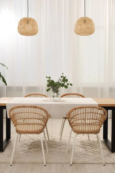 Eukaliptusz Ágú Váza Asztalon Székek Ebédlőben — Stock Fotó