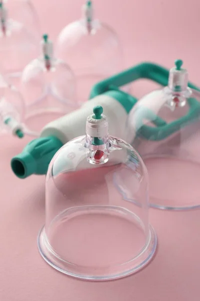 Copos Plástico Bomba Mão Fundo Rosa Close Cupping Terapia — Fotografia de Stock