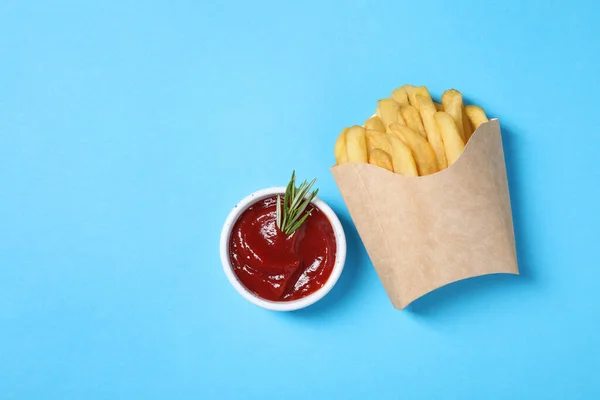 Tazza Carta Con Patatine Fritte Rosmarino Ketchup Tavolo Azzurro Piatta — Foto Stock