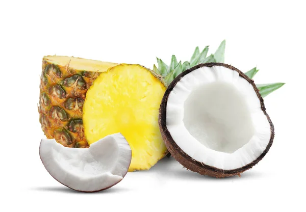 Frische Reife Ananas Und Kokosnuss Isoliert Auf Weiß — Stockfoto