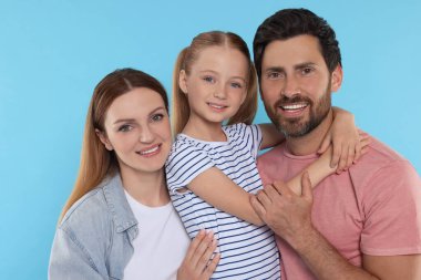 Açık mavi arka planda mutlu bir aile