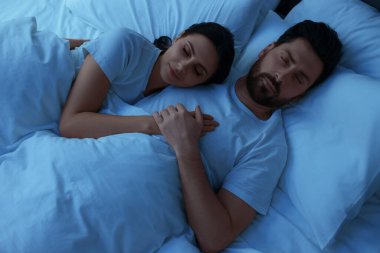 Harika bir çift, geceleri yatakta birlikte uyurlar.