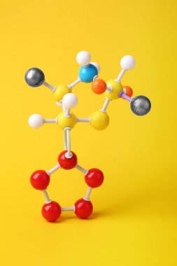 Sarı zemin üzerinde molekül yapısı. Kimyasal model