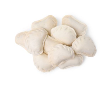 Çiğ hamur köfteleri (varenyky) beyaz, üst görünümde izole