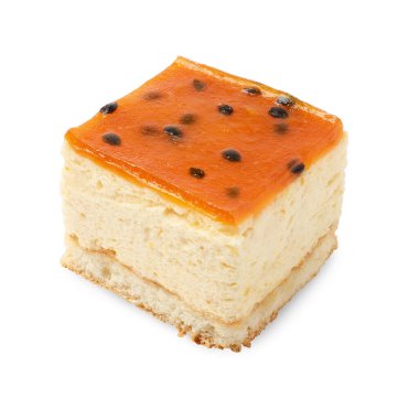 Beyaz arka planda reçelli cheesecake.