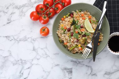 Lezzetli kızarmış pirinç ve sebzeler beyaz mermer masada servis ediliyor. Metin için boşluk